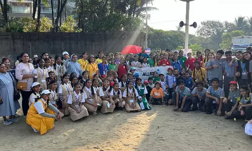 Mumbai : बच्चों ने प्रभादेवी और जुहू बीच की सफाई में प्लास्टिक के 350 बैग एकत्र किए