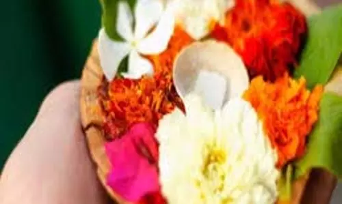 Rules for Puja flowers: मंदिर में चढ़ाए हुए फूलों का क्या करना चाहिए, जानें विसर्जन का सही तरीका