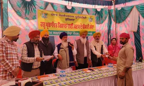 Tarn Taran पीएयू ने बाढ़ प्रभावित किसानों को गेहूं के बीज वितरित किए