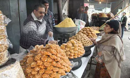 खाद्य सुरक्षा टीम ने Phagwara में गुड़ की दुकानों का निरीक्षण किया