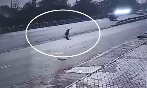 हाईवे पर मचा हड़कंप, बिना चालक दौड़ी बाइक! लाइव VIDEO... हाईवे पर मचा हड़कंप, बिना चालक दौड़ी बाइक! लाइव VIDEO...