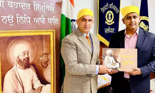 Jalandhar अधिकारियों को 9वें सिख गुरु पर पुस्तक भेंट की गई Jalandhar अधिकारियों को 9वें सिख गुरु पर पुस्तक भेंट की गई