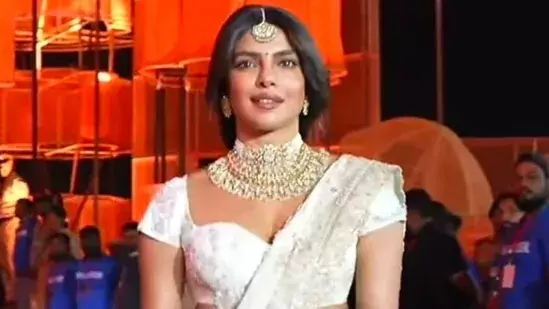 Priyanka Chopra ने हैदराबाद में वाराणसी कार्यक्रम में तस्वीरें खिंचवाकर प्रशंसकों का दिल जीत लिया Priyanka Chopra ने हैदराबाद में वाराणसी कार्यक्रम में तस्वीरें खिंचवाकर प्रशंसकों का दिल जीत लिया
