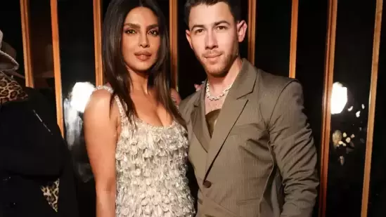 Priyanka Chopra को वाराणसी में अपने पति निक जोनास की याद आ रही