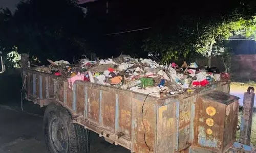Ludhiana में ठेकेदार का कर्मचारी खुले में कूड़ा फेंकते पकड़ा गया, वाहन जब्त