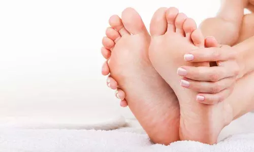 Skin Care: सर्दियों में फटी एडियों को सवारें इन आसान घरेलु तरीकों से