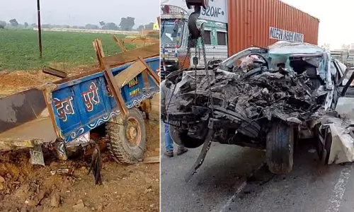 MP : ग्वालियर में फॉर्च्यूनर के ट्रैक्टर ट्रॉली से टकराने से 5 लोगों की मौत MP : ग्वालियर में फॉर्च्यूनर के ट्रैक्टर ट्रॉली से टकराने से 5 लोगों की मौत