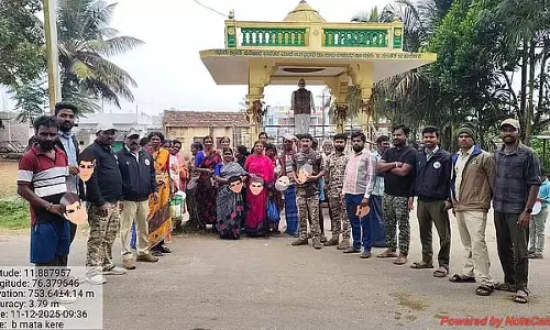 बढ़ता मानव-बाघ संघर्ष: सुंदरबन के जंगल में ग्रामीणों को समुदाय द्वारा मास्क वितरित करना