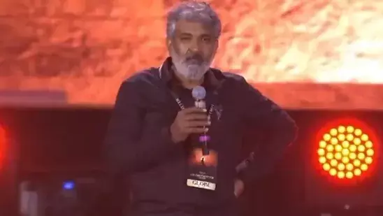 SS Rajamouli ने भावुक होकर स्वीकार किया कि वाराणसी के एक कार्यक्रम में भगवान हनुमान ने उन्हें निराश किया था SS Rajamouli ने भावुक होकर स्वीकार किया कि वाराणसी के एक कार्यक्रम में भगवान हनुमान ने उन्हें निराश किया था