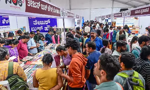 Bengaluru : पुस्तक मेले में खरीदारों की भीड़ बढ़ी Bengaluru : पुस्तक मेले में खरीदारों की भीड़ बढ़ी