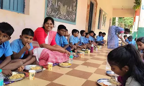 Karnataka : तहसीलदार ने बच्चों के साथ गरमागरम भोजन का आनंद लिया