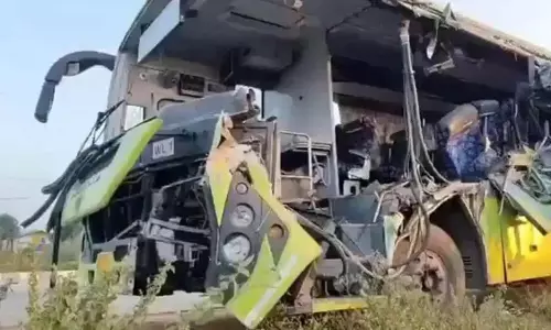 बस और ट्रक की टक्कर, दो की मौत 6 घायल, देखें मंजर
