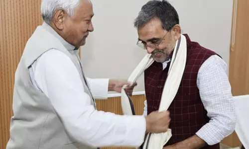 एनडीए की बड़ी जीत पर उपेंद्र कुशवाहा ने नीतीश कुमार से मुलाकात कर दी बधाई, गठबंधन की एकता पर जोर एनडीए की बड़ी जीत पर उपेंद्र कुशवाहा ने नीतीश कुमार से मुलाकात कर दी बधाई, गठबंधन की एकता पर जोर