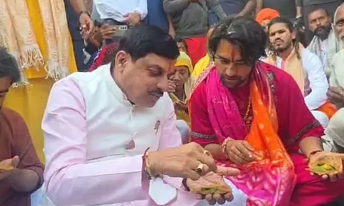 MP : सीएम मथुरा में धीरेंद्र शास्त्री की सनातन धर्म एकता पदयात्रा में शामिल हुए MP : सीएम मथुरा में धीरेंद्र शास्त्री की सनातन धर्म एकता पदयात्रा में शामिल हुए