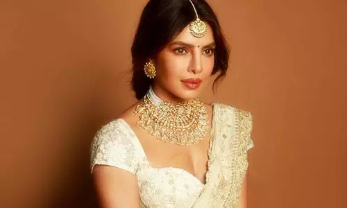 Priyanka Chopra ने हैदराबाद में वाराणसी के एक कार्यक्रम में शाही आइवरी लहंगे में सबको चौंका दिया