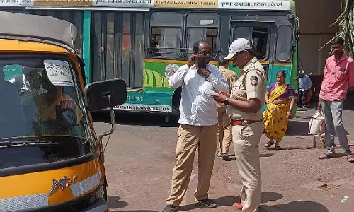 Mumbai : डोंबिवली पूर्व में अवैध फेरीवालों और रिक्शा चालकों पर पुलिस की कार्रवाई