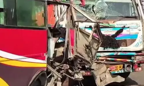रायगढ़ में 12 बस यात्री घायल, ट्रक के साथ टक्कर होने पर मची चीखपुकार