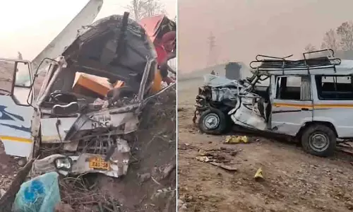 J&K: बडगाम में डंपर से टकराई कार, चार लोगों की मौत, कई घायल