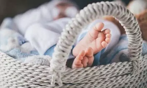 Mumbai : अविवाहित महिला के नवजात शिशु को 5 लाख में बेचने की कोशिश में पांच लोगों पर मामला दर्ज Mumbai : अविवाहित महिला के नवजात शिशु को 5 लाख में बेचने की कोशिश में पांच लोगों पर मामला दर्ज