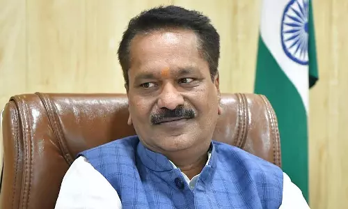 Assam के मंत्री द्वारा गोभी की खेती की छवि के इस्तेमाल से विपक्ष नाराज Assam के मंत्री द्वारा गोभी की खेती की छवि के इस्तेमाल से विपक्ष नाराज