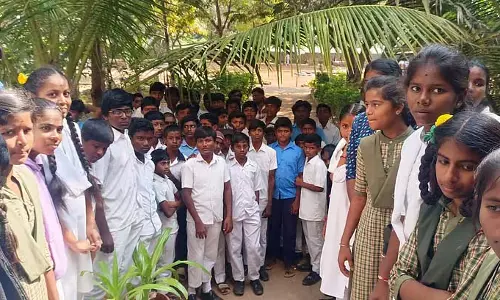 शिक्षक द्वारा उत्पीड़न: छात्रों ने कक्षा का बहिष्कार कर विरोध जताया शिक्षक द्वारा उत्पीड़न: छात्रों ने कक्षा का बहिष्कार कर विरोध जताया