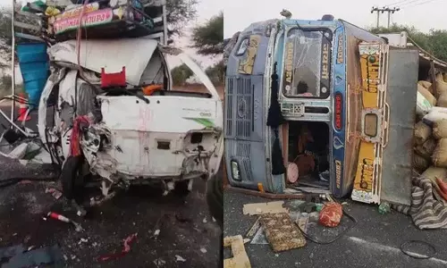 Highway पर अफरा-तफरी, ट्रक-टेम्पो की टक्कर में छह तीर्थयात्रियों की दर्दनाक मौत, 14 घायल Highway पर अफरा-तफरी, ट्रक-टेम्पो की टक्कर में छह तीर्थयात्रियों की दर्दनाक मौत, 14 घायल