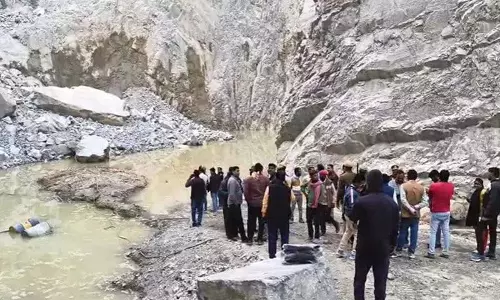 खदान ढहने से एक की मौत, 15 मजदूर मलबे में फंसे खदान ढहने से एक की मौत, 15 मजदूर मलबे में फंसे