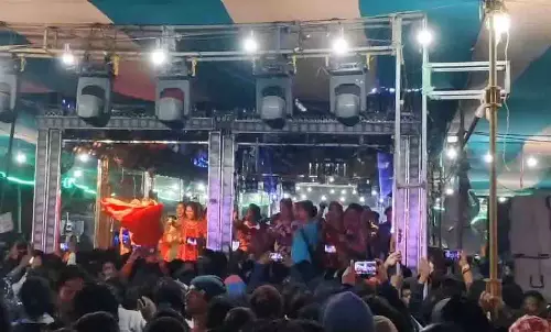 Ganjam में महाकाव्य ‘रामायण’ के मंचन के दौरान मंच पर अश्लीलता से विवाद Ganjam में महाकाव्य ‘रामायण’ के मंचन के दौरान मंच पर अश्लीलता से विवाद
