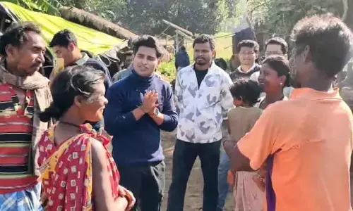 ग्रामीणों की सेवा में ओडिशा BDO ने की लंबी पहाड़ी चढ़ाई