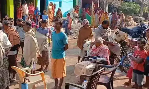 Odisha में पेंशन के पैसे को लेकर बेटे ने बुजुर्ग की पीट-पीटकर हत्या कर दी Odisha में पेंशन के पैसे को लेकर बेटे ने बुजुर्ग की पीट-पीटकर हत्या कर दी