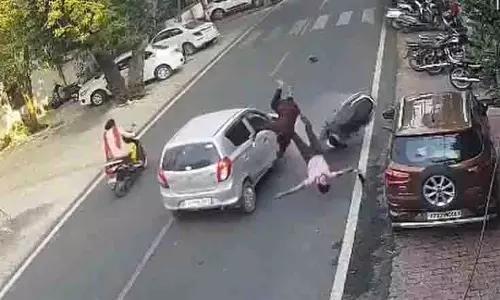 Jhansi: तेज रफ्तार कार ने गलत तरीके से ओवरटेक किया और स्कूटर से टकरा गई Jhansi: तेज रफ्तार कार ने गलत तरीके से ओवरटेक किया और स्कूटर से टकरा गई