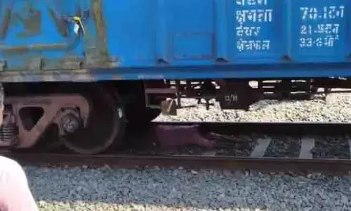Mahabubabad: चलती मालगाड़ी के नीचे फंसा व्यक्ति बाल-बाल बचा Mahabubabad: चलती मालगाड़ी के नीचे फंसा व्यक्ति बाल-बाल बचा