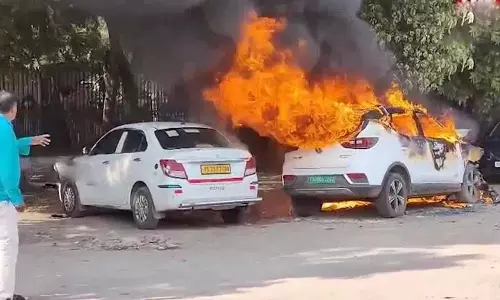 Hyderabad में बड़ा हादसा.. इलेक्ट्रिक कार में लगी आग Hyderabad में बड़ा हादसा.. इलेक्ट्रिक कार में लगी आग