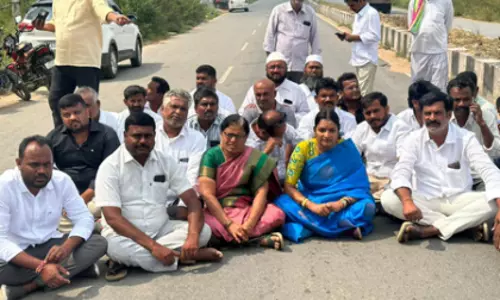 तनाव के बीच YSRCP नेताओं को हिंदूपुर जाने से रोका गया तनाव के बीच YSRCP नेताओं को हिंदूपुर जाने से रोका गया