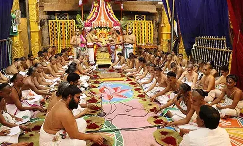 Tiruchanur में लक्ष कुमकुमारचना भव्य रूप से मनाया गया