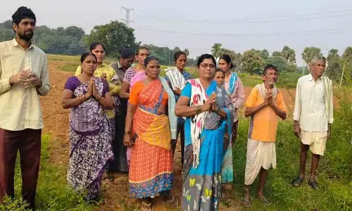 Garakunta के किसानों ने मंत्री उत्तम कुमार रेड्डी से ज़मीन बचाने की गुहार लगाई