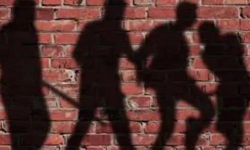तालाब से मछली चुराने के आरोप में बुजुर्ग व्यक्ति को बांधकर पीटा गया तालाब से मछली चुराने के आरोप में बुजुर्ग व्यक्ति को बांधकर पीटा गया