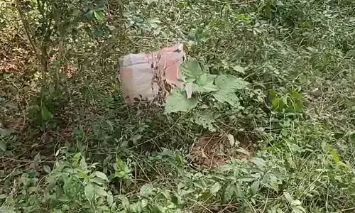 Baruipur में खेल के मैदान के पास ताजा बम गिरने से इलाके में दहशत फैल गई Baruipur में खेल के मैदान के पास ताजा बम गिरने से इलाके में दहशत फैल गई