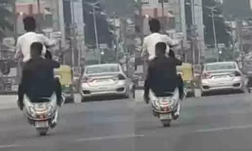 Bengaluru फ्लाईओवर पर स्कूटर पर जानलेवा स्टंट करते लोग