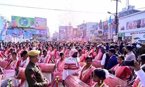 स्थापना दिवस पर रांची की सड़कों पर उतरे हजारों कलाकार, सीएम हेमंत भी हुए शामिल
