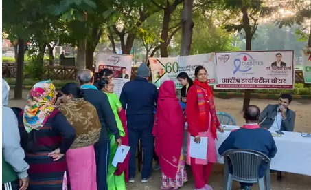 डॉ. दिनेश शर्मा ने डायबिटीज डे पर लगाया शुगर कैंप, दिया निःशुल्क परामर्श