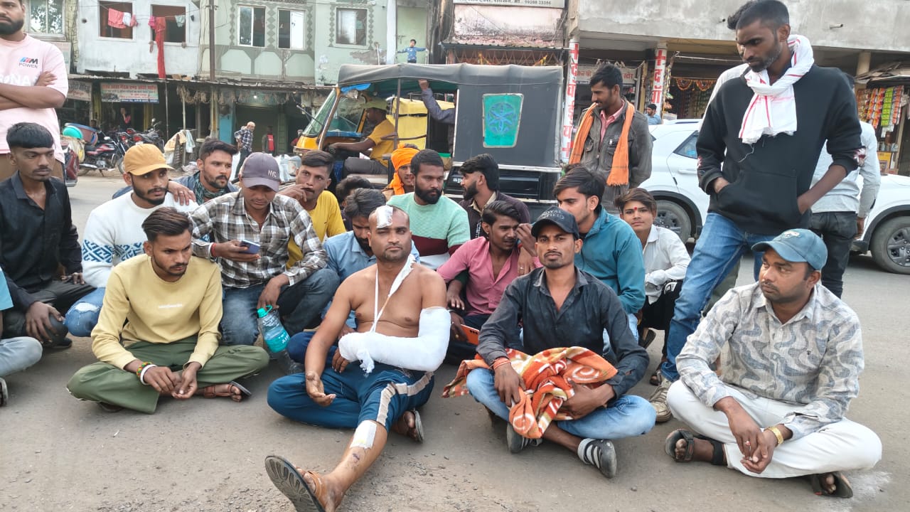 ताजपुर में थाने के बाहर हंगामा, हिंदू संगठन ने धरना दिया