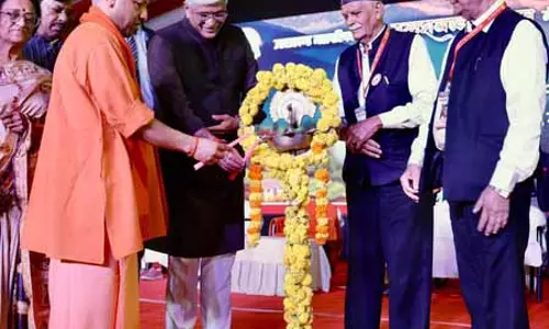 इतिहास के गौरव-गरिमा से जुड़े पन्ने सहेजने का काम करती है लोकगीत व लोककला: सीएम योगी