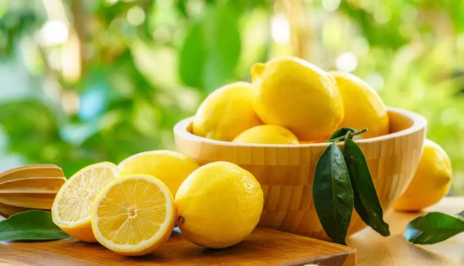 Use Lemon : त्वचा और बालों के लिए नींबू का उपयोग करने के 10 DIY तरीके Use Lemon : त्वचा और बालों के लिए नींबू का उपयोग करने के 10 DIY तरीके