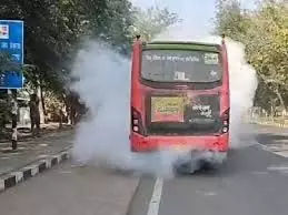 Bhopal :सिटी बस में लगी आग,बाल बाल बची यात्रियों की जान Bhopal :सिटी बस में लगी आग,बाल बाल बची यात्रियों की जान