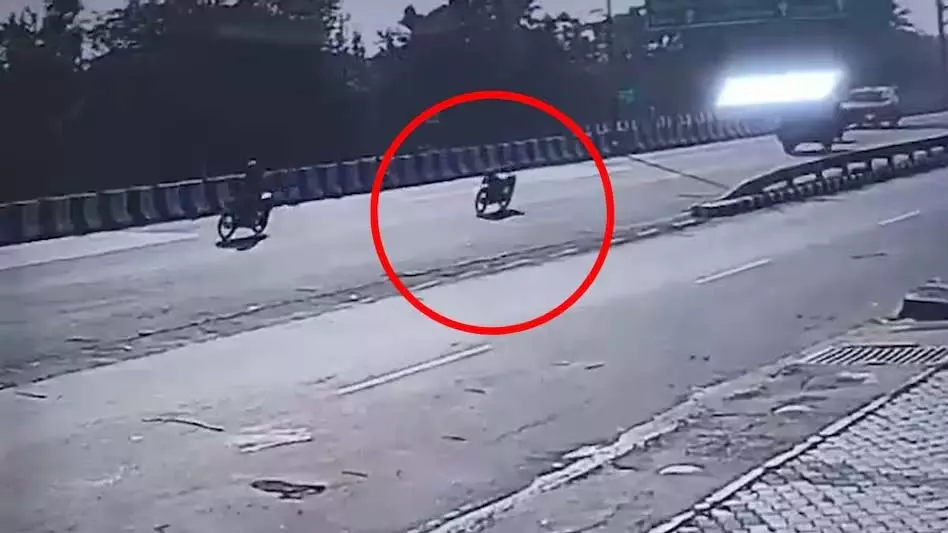 हाइवे में पिता-पुत्र बाइक से गिरे, CCTV फुटेज वायरल हाइवे में पिता-पुत्र बाइक से गिरे, CCTV फुटेज वायरल