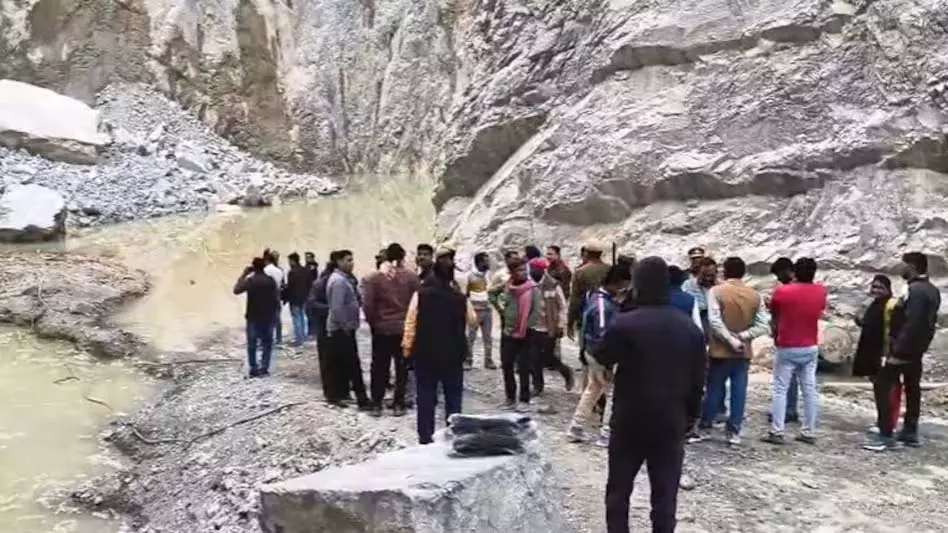 पत्थर खदान धंसने से 15 मजदूर अंदर दबे, अब तक एक शव बरामद पत्थर खदान धंसने से 15 मजदूर अंदर दबे, अब तक एक शव बरामद