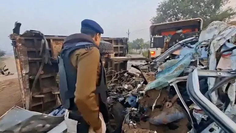 5 युवकों की मौके पर मौत, ट्रैक्टर ट्रॉली में घुसी तेज रफ्तार फॉर्च्यूनर, चकनाचूर हुई 5 युवकों की मौके पर मौत, ट्रैक्टर ट्रॉली में घुसी तेज रफ्तार फॉर्च्यूनर, चकनाचूर हुई