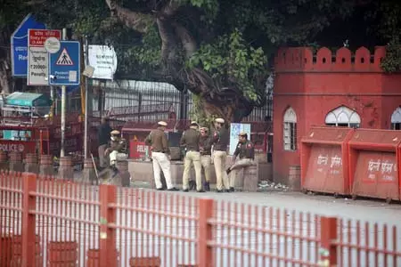 कार ब्लास्ट केस: घटनास्थल से मिले 9 मिमी कैलिबर के तीन कारतूस, जांच जारी कार ब्लास्ट केस: घटनास्थल से मिले 9 मिमी कैलिबर के तीन कारतूस, जांच जारी