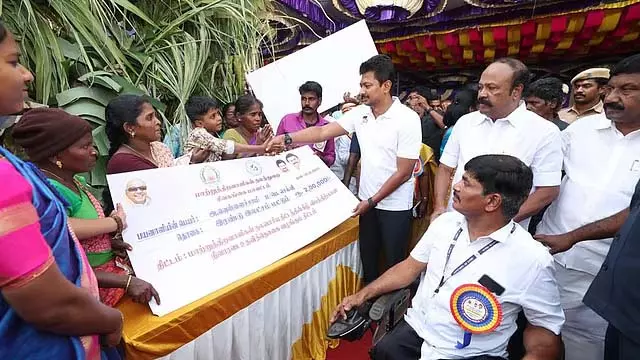 स्वयं सहायता समूह महिलाओं को आत्मविश्वास देते हैं: Deputy CM स्वयं सहायता समूह महिलाओं को आत्मविश्वास देते हैं: Deputy CM